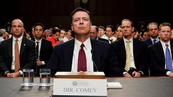 El Departamento de Justicia de EE.UU. acusa al exdirector del FBI James Comey por falso testimonio y obstrucción.