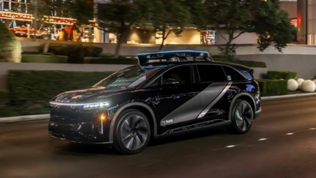 Lucid, Nuro y Uber presentan un robotaxi de lujo en el CES 2026 y avanzan hacia su lanzamiento en el Área de la Bahía