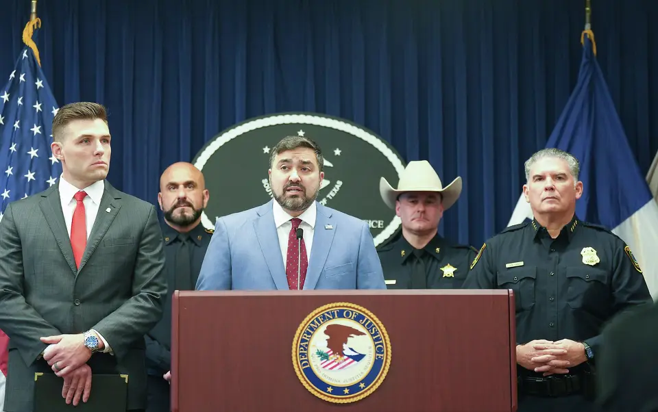 Cuatro conductores de Uber en el área de Houston enfrentan cargos federales por secuestro y agresión sexual a pasajeras