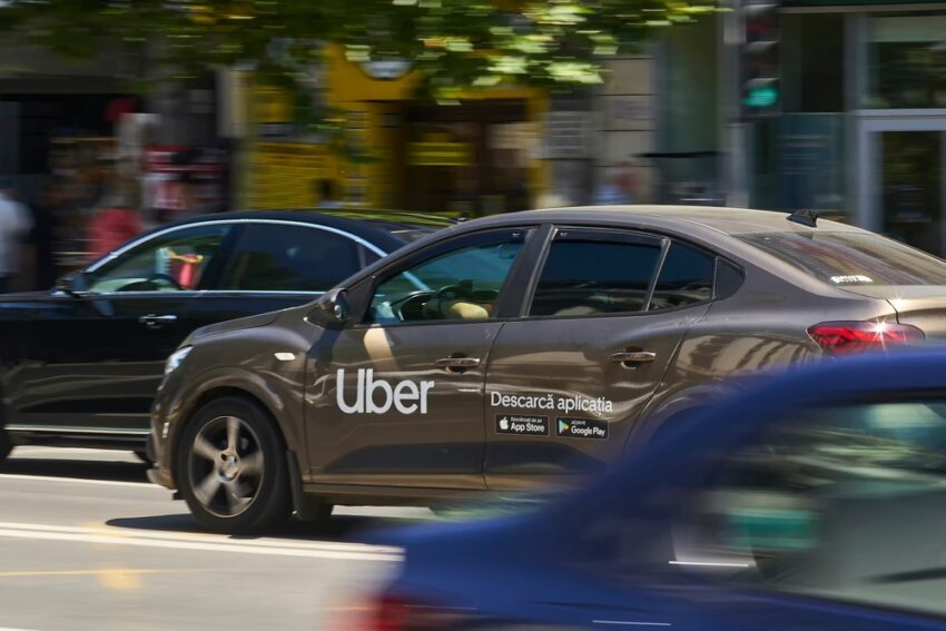 Uber renuncia a su objetivo de ser 100% eléctrica en 2030 mientras diversifica su negocio con un nuevo servicio de mensajería