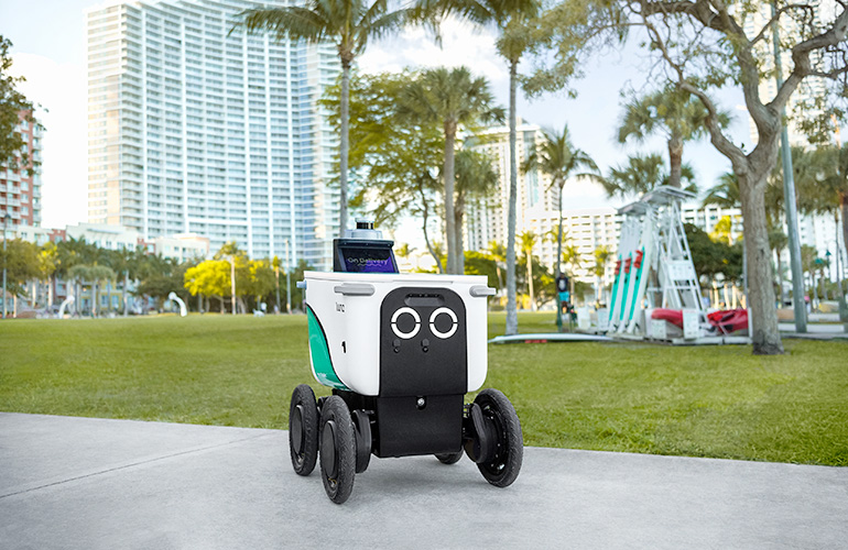 Uber Eats acelera su futuro con la expansión de robots autónomos de reparto.